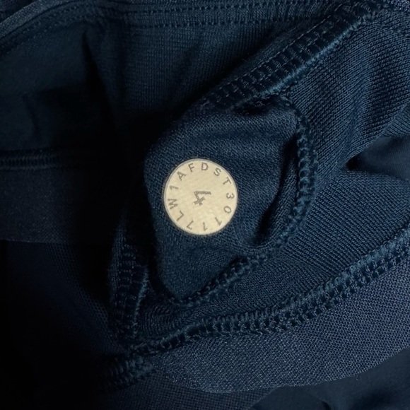 LULULEMON | Body Con Tank in Poseidon |‎ Built-in-Bra Luxtreme Mesh Yoga Top | 4 - Picture 6 of 8